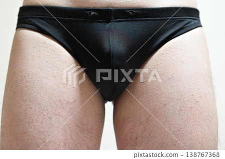 穿黑色比基尼的男人 138767368