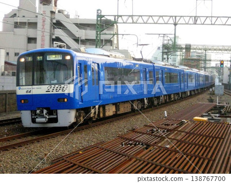 2008年9月7日:京急2100系列車(京急藍天列車)停靠在京急鶴見站 2008年9月7日:京急2100系列車(京急藍天列車)停靠在京急鶴見站 138767700