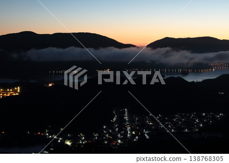 A city surrounded by a sea of clouds 138768305