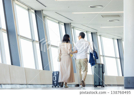 Senior couple traveling 138768495