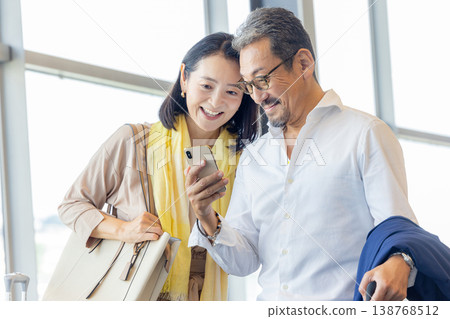 一對老年夫婦去旅行 138768512