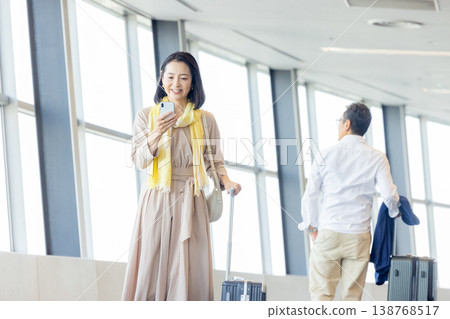 操作智能手機的女人 138768517