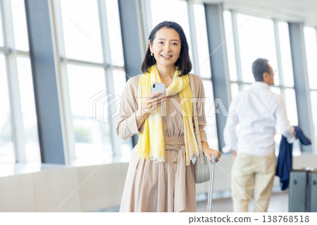 操作智能手機的女人 138768518