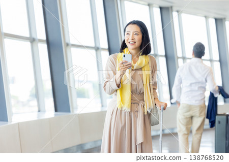 操作智能手機的女人 138768520