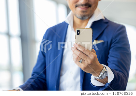 看智能手機的老人 138768536