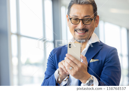 看智能手機的老人 138768537