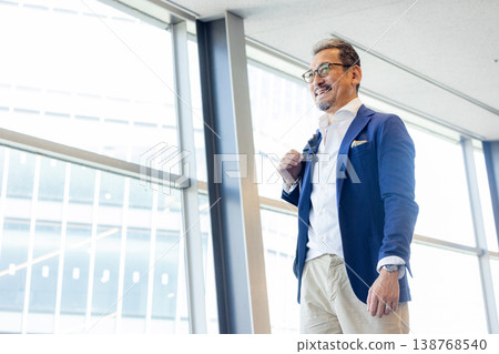 Senior men who operate smartphones Senior men who operate smartphones 138768540