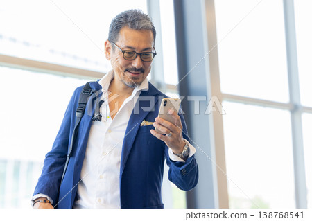 操作智能手機的老人 138768541