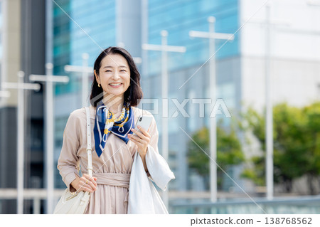 中年女性、職業婦女、智慧型手機 138768562