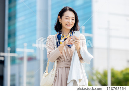 Middle-aged women, businesswomen, smartphones 138768564