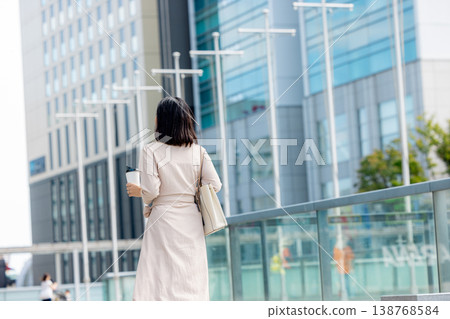 走與微笑的女實業家 138768584