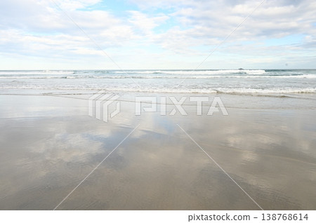 沙灘倒映著海 138768614