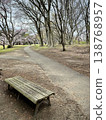 早春時節，公園和步道寧靜祥和，長椅點綴其間。 138768957