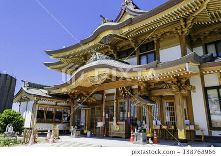 The main hall of Kabushima Shrine stands out against the blue sky. 138768966