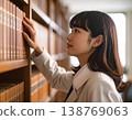 一名女學生在圖書館書架上尋找書籍。 138769063