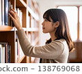 一名女學生在圖書館書架上尋找書籍。 138769068
