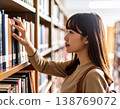 一名女學生在圖書館書架上尋找書籍。 138769072