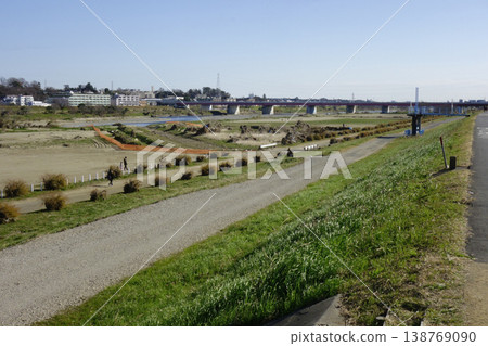川崎市二子新地一側的多摩川河床 川崎市二子新地一側的多摩川河床 138769090