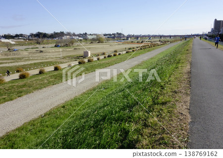 川崎市二子新地的玉川河堤景觀。 川崎市二子新地的玉川河堤景觀。 138769162