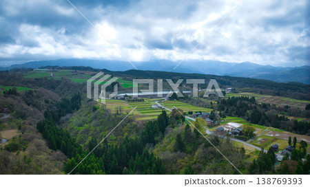 從日本富山縣黑部市大谷水壩附近看到的景色。 從日本富山縣黑部市大谷水壩附近看到的景色。 138769393