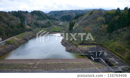 從日本富山縣黑部市大谷水壩附近看到的景色。 從日本富山縣黑部市大谷水壩附近看到的景色。 138769406