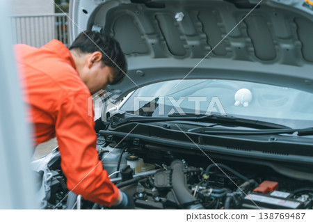 汽車技工：引擎室檢查，引擎室蓋下檢查 138769487