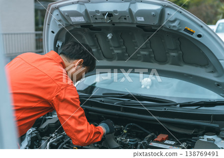 Auto mechanic 138769491