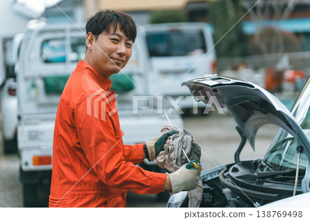 Automotive mechanic, oil change, engine oil level gauge 138769498