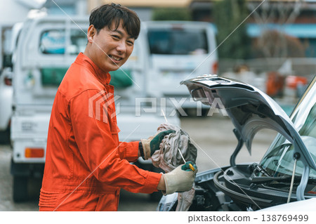 Automotive mechanic, oil change, engine oil level gauge 138769499