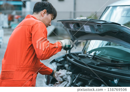 拆下油位計，用抹布擦拭乾淨。 138769506