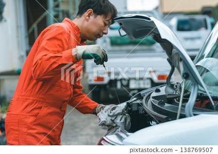 拆下油壓表並擦拭乾淨。 138769507