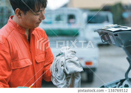 汽車技工檢查機油狀況 138769512
