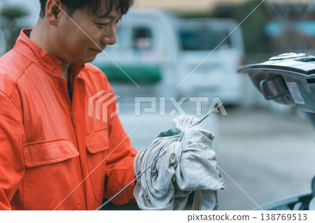 汽車修理工正在檢查汽車的機油狀況 138769513