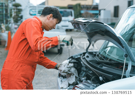 引擎機油油位計 - 汽車技工檢查 138769515