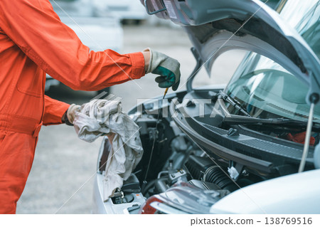 引擎機油油位計 - 汽車技工檢查 138769516