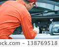 汽車技工正在檢查引擎艙 138769518