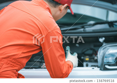 汽車技工正在檢查引擎艙 138769518