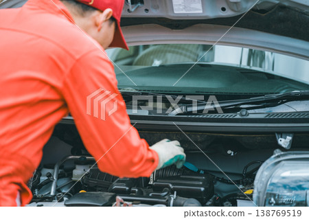 汽車技工：引擎室檢查，引擎室蓋下檢查 138769519