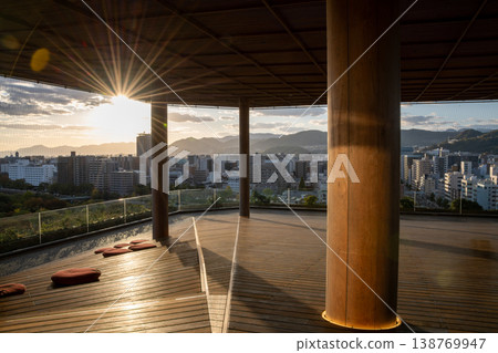 從廣島市和平紀念公園的折鶴塔眺望廣島市日落景色 從廣島市和平紀念公園的折鶴塔眺望廣島市日落景色 138769947
