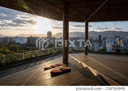 從廣島市和平紀念公園的折鶴塔眺望廣島市日落景色 138769949
