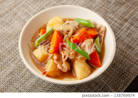 豬肉和馬鈴薯 豬肉和馬鈴薯 138769974