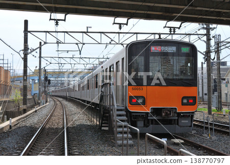 (埼玉縣九岐市)東急列車停靠在側線上。 (埼玉縣九岐市)東急列車停靠在側線上。 138770797