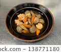 雞胸肉和時令蔬菜用甜鹹醬汁慢燉而成 138771180