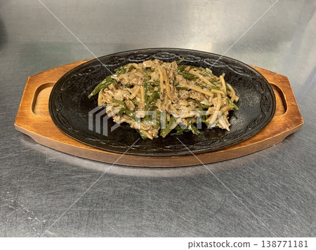 Pork belly stir-fry with green peppers (Qingjiao Rousi) 138771181