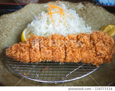 Delicious tonkatsu with a crispy coating 138771518