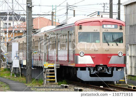 一列西武鐵道新101系列列車(紅色塗裝)停在列車車輛段。 一列西武鐵道新101系列列車(紅色塗裝)停在列車車輛段。 138771918