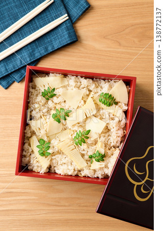 竹筍飯裝在多層便當盒裡 138772137