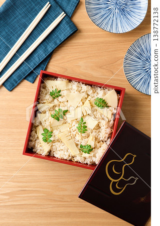 竹筍飯裝在多層便當盒裡 138772138