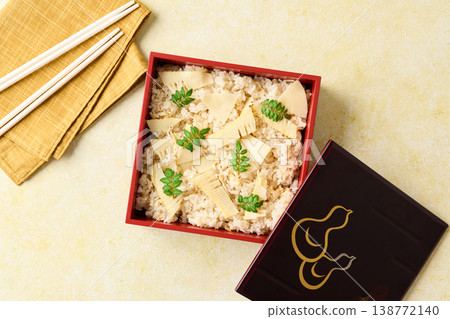 竹筍飯裝在多層便當盒裡 138772140