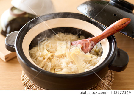 用砂鍋煮的竹筍飯 用砂鍋煮的竹筍飯 138772349